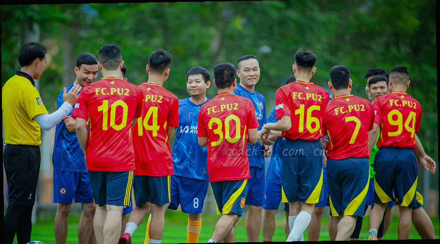 网格与刻度线构成的纸面纹理，极浅明度，不与文字争焦点